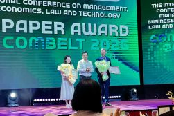 Trzy osoby stoją na scenie podczas ceremonii Paper Award ComBELT 2026; dwie z nich trzymają bukiety i dyplomy.