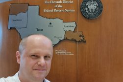 Dr hab. Wojciech Kwiatkowski przed siedzibą Banku Systemu Rezerwy Federalnej w Dallas