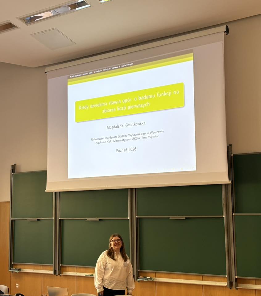 studentka podczas prezentacji pt."Kiedy dziedzina stawia opór: o badaniu funkcji na zbiorze liczb pierwszych”