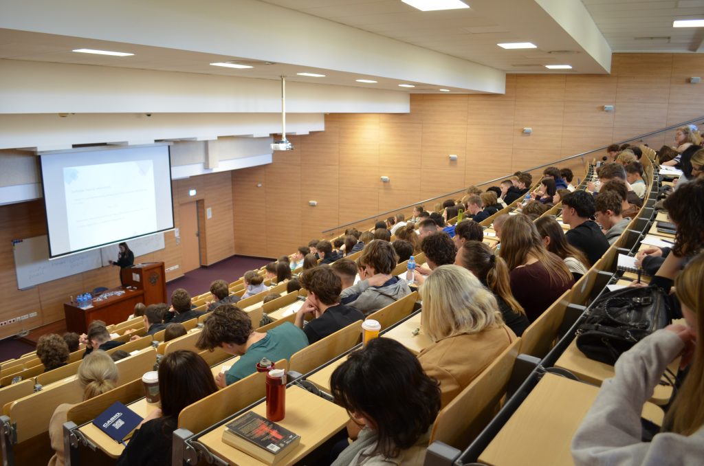 aula pełna licealistów przyjeżdżających na wykłady z matematyki