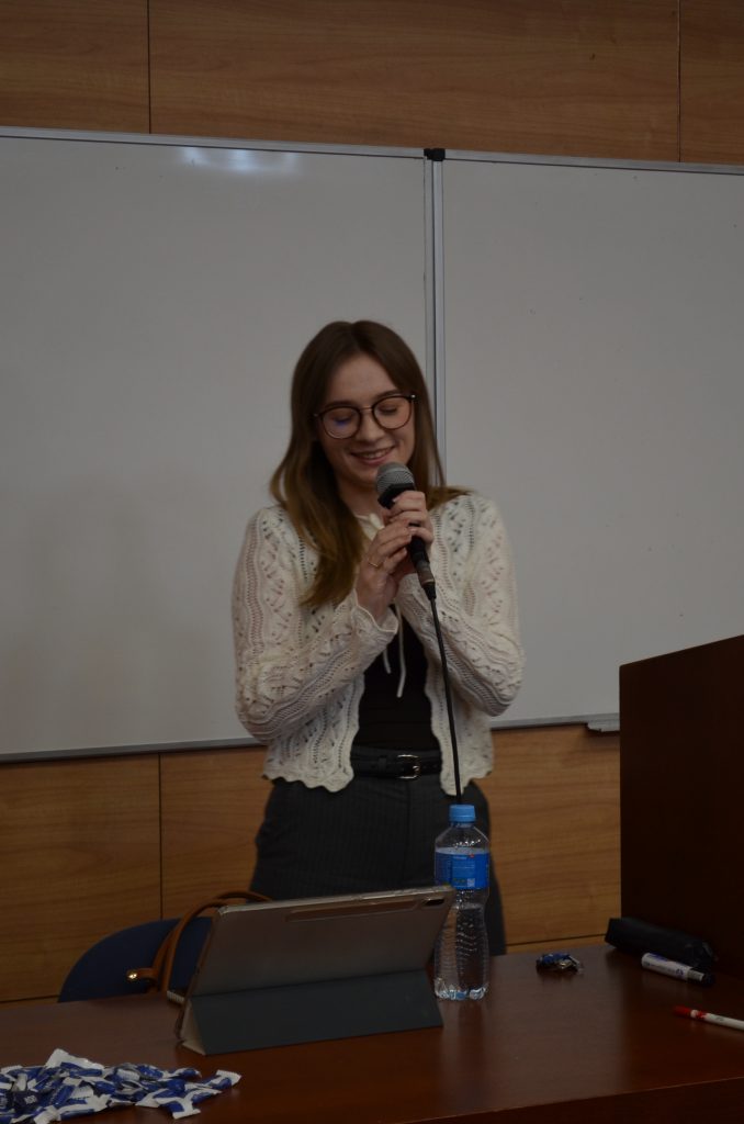 studentka pani Klaudia Jaszczerska przy tablicy
